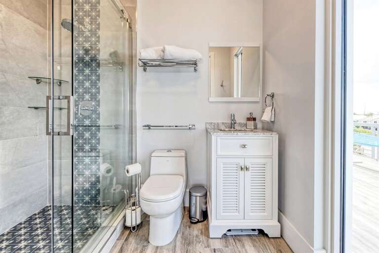 2nd level master suite 2`s en-suite bath.